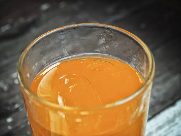 木桌上橙汁玻璃的特写图 — 图库照片