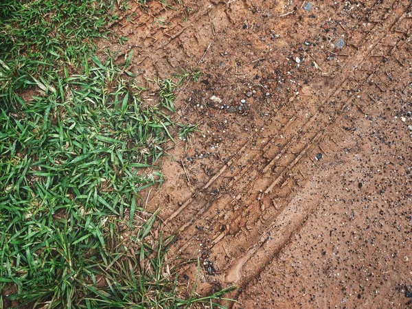 Kirli yol yüzeyinde tekerlek izi görünümü Kapat