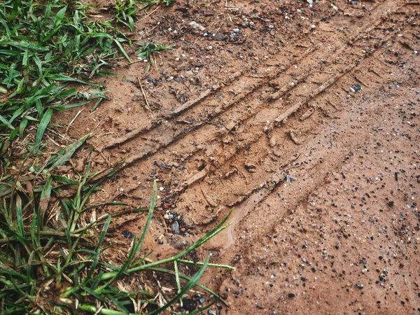 Kirli yol yüzeyinde tekerlek izi görünümü Kapat
