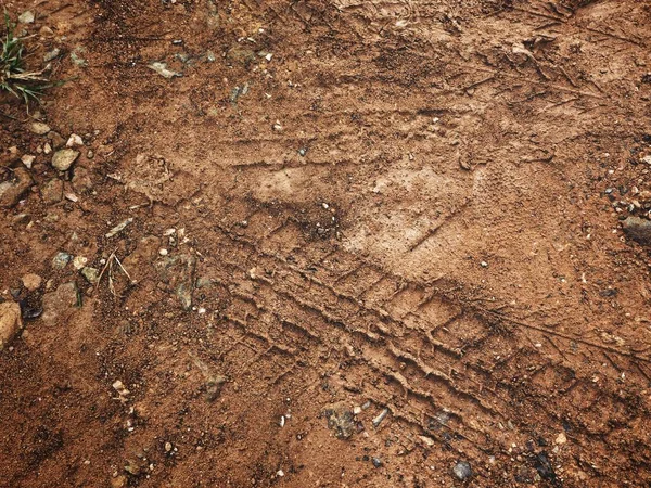 Kirli yol yüzeyinde tekerlek izi görünümü Kapat