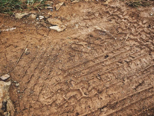 Kirli yol yüzeyinde tekerlek izi görünümü Kapat
