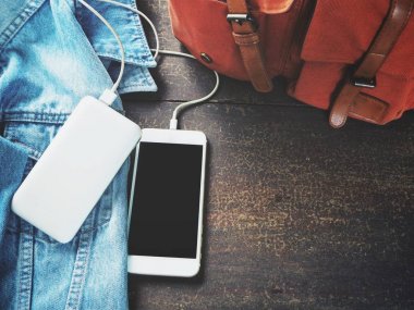 Smartphone ile güç kıyısında ahşap masa