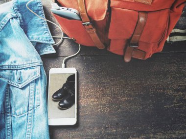 Smartphone ile güç kıyısında ahşap masa