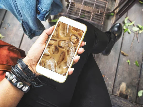 Buzlu kahve akıllı telefon ile fotoğraf çekme