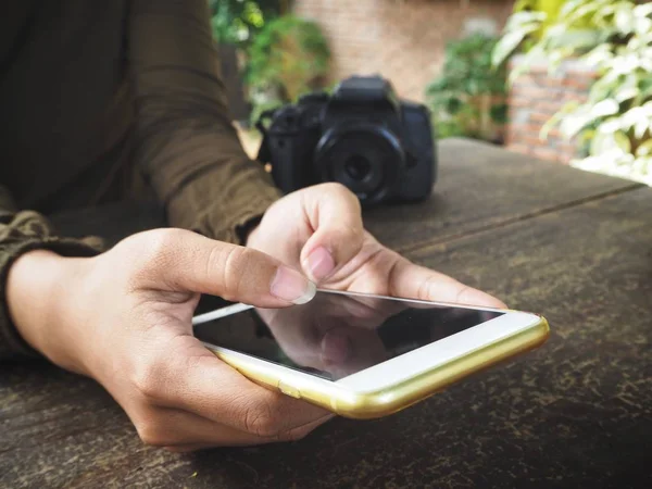Fotoğraf makinesi ile akıllı telefon kullanan kadın görünümü Kapat
