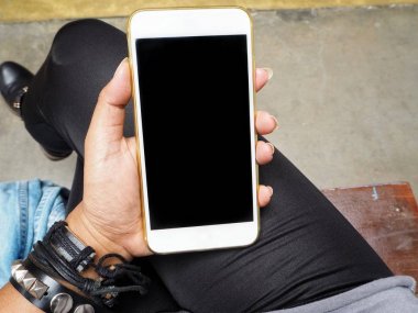 Modern smartphone kullanan kadın görünümü Kapat