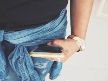 Modern smartphone kullanan kadın görünümü Kapat