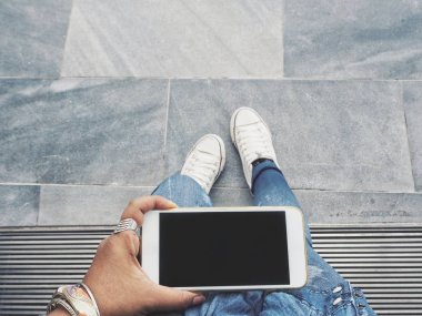 Beyaz smartphone tutan kadın görünümü Kapat