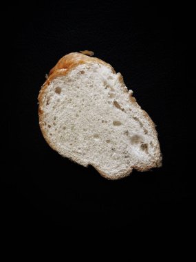 siyah arka plan üzerine izole taze ekmek dilimi yakından görmek