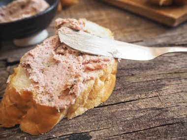 Taze karaciğer pate görünümü ekmek dilimi üzerinde ahşap arka plan üzerinde Kapat