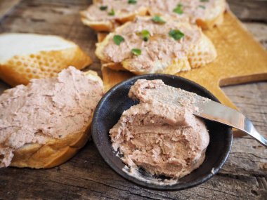 Ekmek üzerine ahşap arka plan üzerinde taze karaciğer pate görünümü Kapat