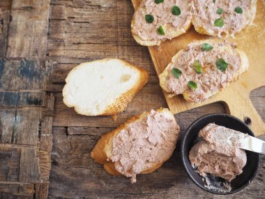 Ahşap arka plan üzerinde baget ile karaciğer pate