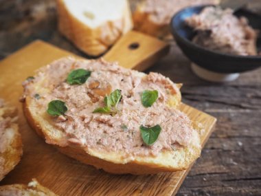 Ekmek üzerine ahşap arka plan üzerinde taze karaciğer pate görünümü Kapat