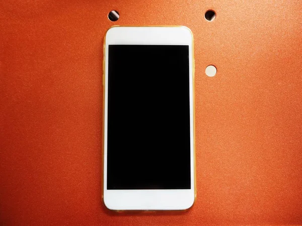 白色智能手机在金属橙色背景下的关闭视图 — 图库照片