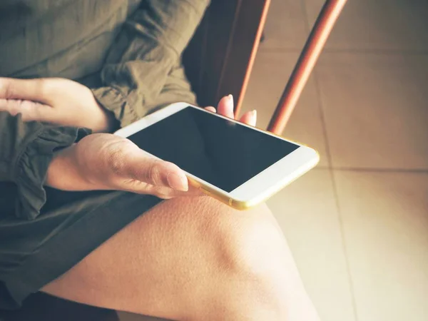 Close View Woman Using Modern Smartphone — Stock Photo, Image