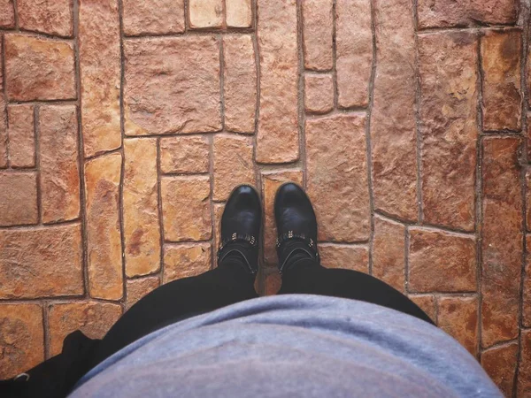 Tittar Ner Visa Kvinnliga Ben Snygga Svarta Boots — Stockfoto