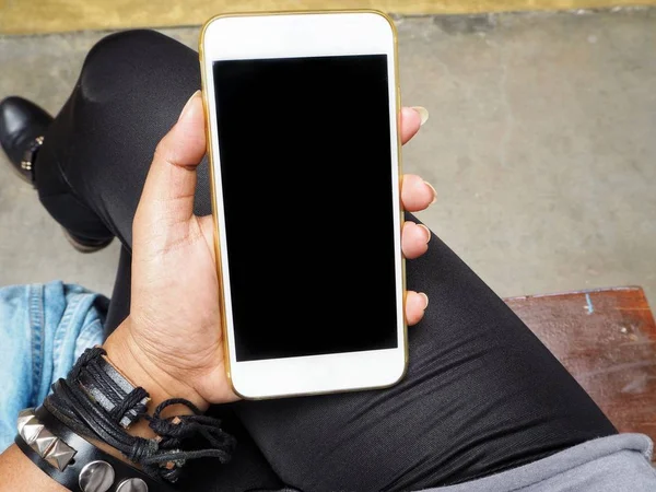 Modern smartphone kullanan kadın görünümü Kapat