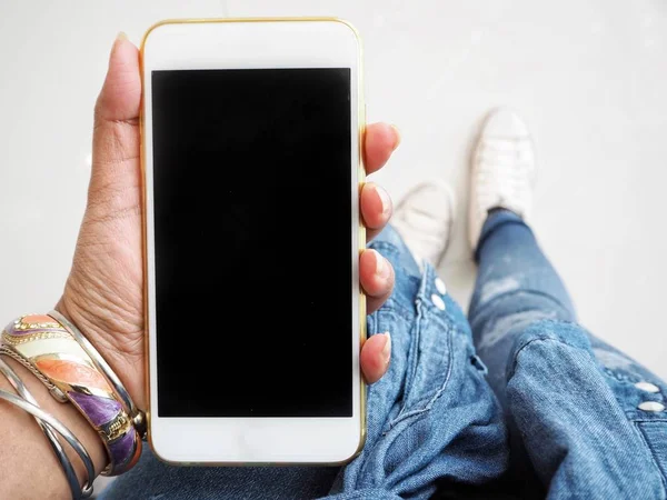 Beyaz smartphone tutan kadın görünümü Kapat