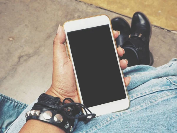 Modern smartphone kullanan kadın görünümü Kapat