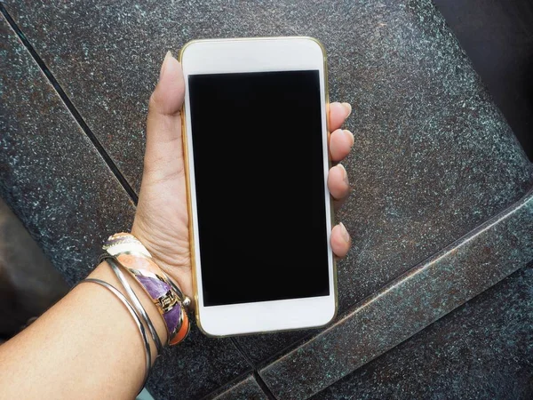 Beyaz smartphone tutan kadın görünümü Kapat