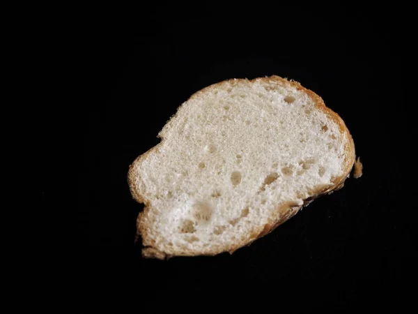 Närbild Färskt Bröd Slice Isolerad Svart Bakgrund — Stockfoto