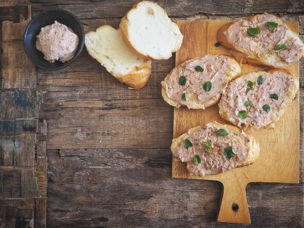 Ahşap arka plan üzerinde baget ile karaciğer pate