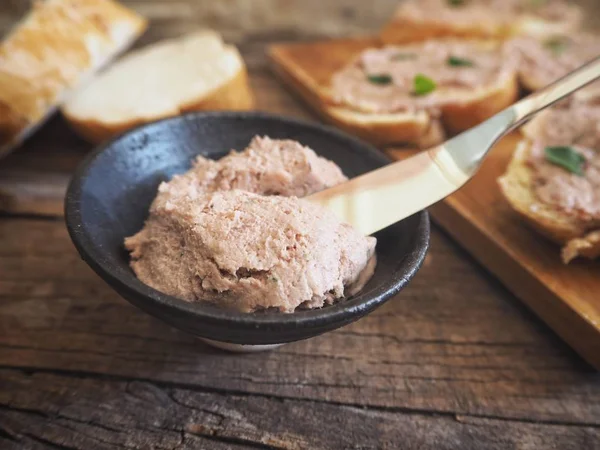 Ekmek üzerine ahşap arka plan üzerinde taze karaciğer pate görünümü Kapat