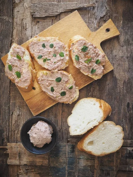 Ahşap arka plan üzerinde baget ile karaciğer pate