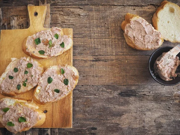Ahşap arka plan üzerinde baget ile karaciğer pate