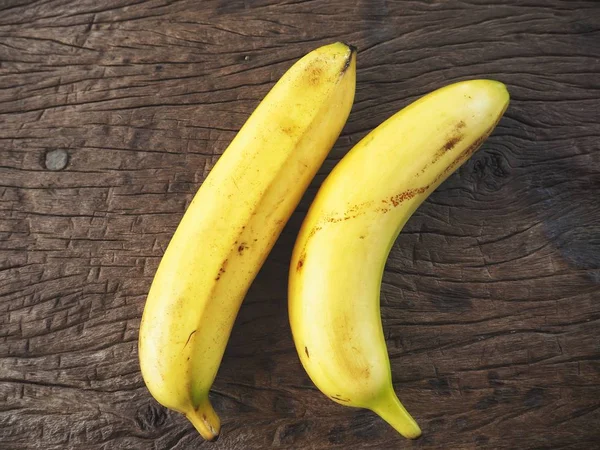 Mogna Gula Bananer Trä Bakgrund — Stockfoto