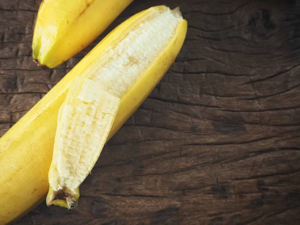 木製の背景に熟した黄色バナナ — ストック写真