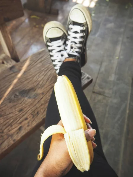Жінка Тримає Руці Стиглий Свіжий Банан — стокове фото