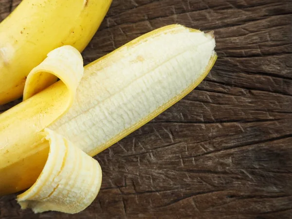 Mogna Gula Bananer Trä Bakgrund — Stockfoto