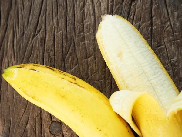 Plátanos Amarillos Maduros Sobre Fondo Madera — Foto de Stock