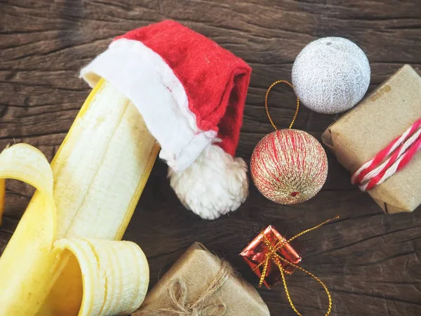 Banaan Kerstmuts Met Decoraties Houten Achtergrond — Stockfoto