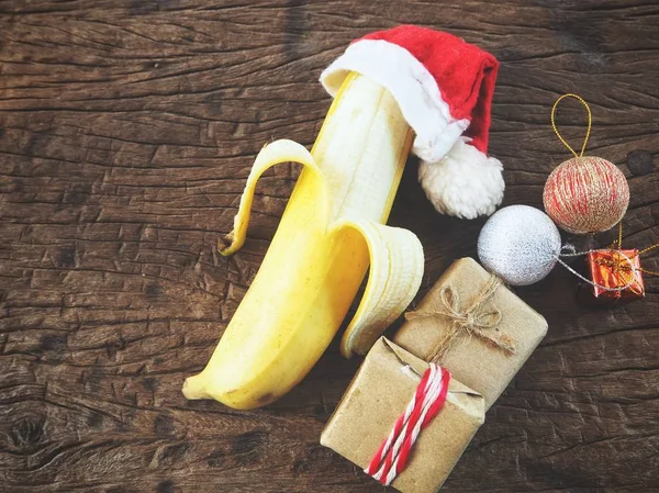 Banaan Kerstmuts Met Decoraties Houten Achtergrond — Stockfoto