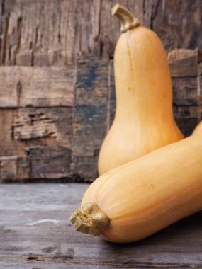 Eski ahşap zemin üzerine sarı olgun butternut kabak