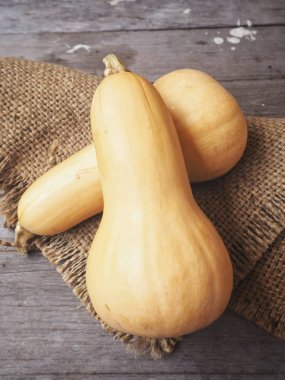 Olgun sarı butternut squashes çul eski ahşap zemin üzerine 