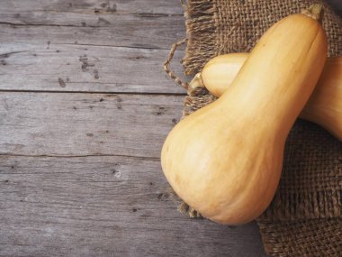Olgun sarı butternut squashes çul eski ahşap zemin üzerine 