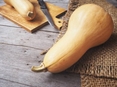 butternut kabak, bıçak ve çul yakından görmek ahşap tablo