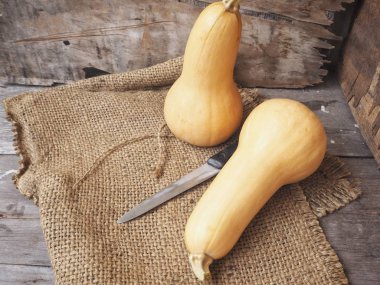 Olgun sarı butternut squashes çul eski ahşap zemin üzerine 