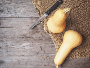 Olgun sarı butternut squashes çul eski ahşap zemin üzerine 