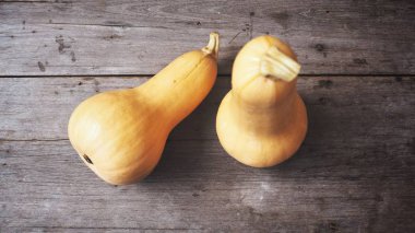 Eski ahşap zemin üzerine sarı olgun butternut kabak