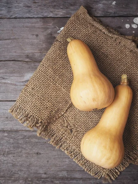 Olgun sarı butternut squashes çul eski ahşap zemin üzerine 