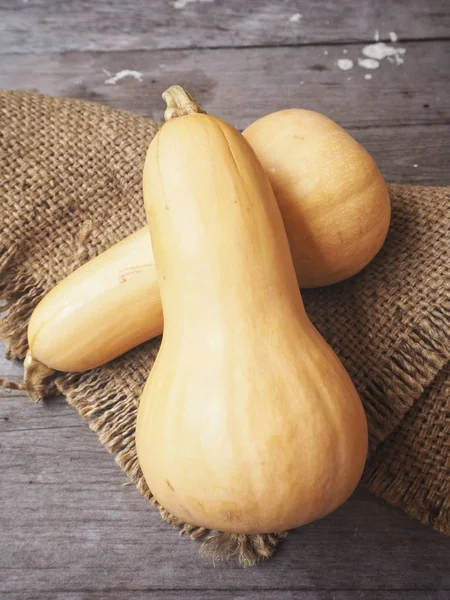 Olgun sarı butternut squashes çul eski ahşap zemin üzerine 