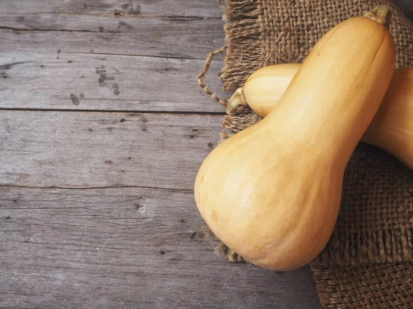 Calabazas Mantequilla Amarillas Maduras Sobre Fondo Madera Viejo Con Tela —  Fotos de Stock