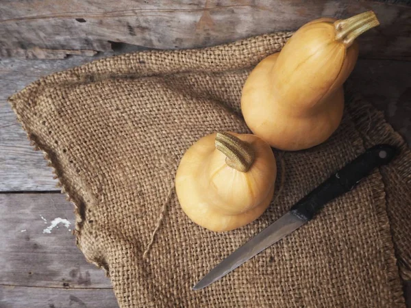 Olgun sarı butternut squashes çul eski ahşap zemin üzerine 