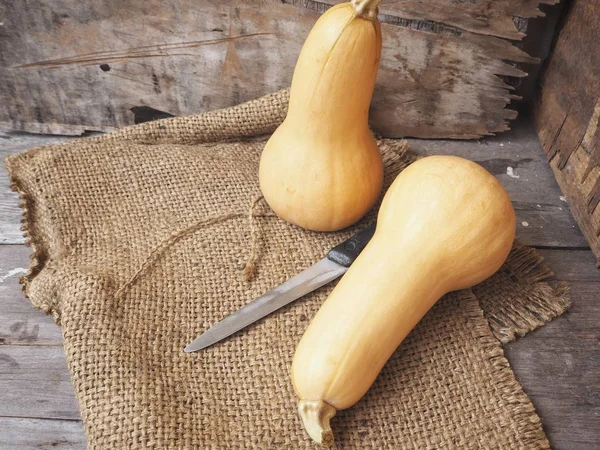 Olgun sarı butternut squashes çul eski ahşap zemin üzerine 