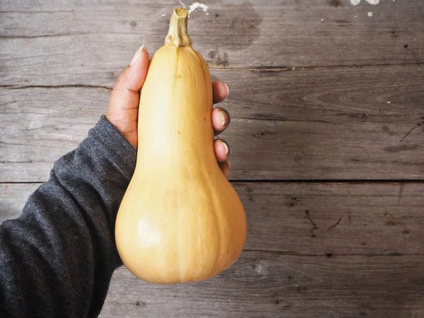 Balkabagi elle tutan kadın kısmi üstten görünüm