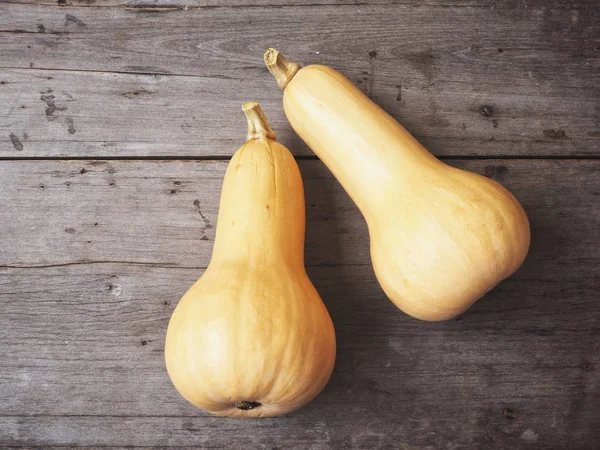 Calabazas Amarillas Mantequilla Maduras Sobre Fondo Madera Viejo —  Fotos de Stock